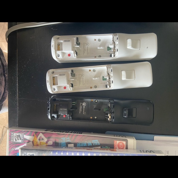 Wii, 3 remotes, and 3 games - Picture 4 of 4